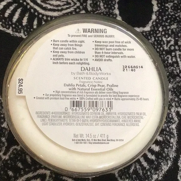 Bath and body works Dahlia candle - Picture 3 of 3
